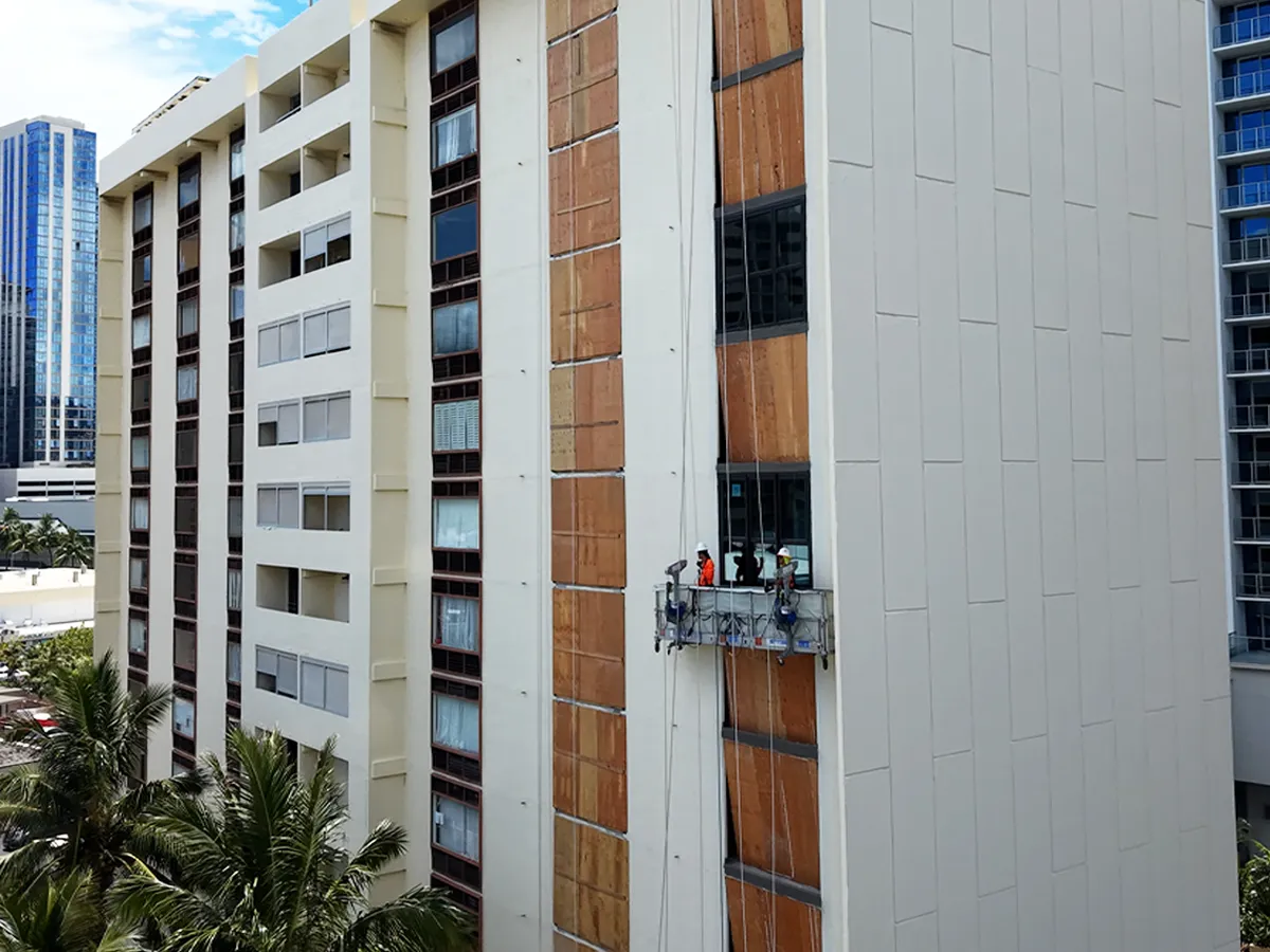 structural-systems-hawaii-commercial-window-replacement-swing-stage-highrise.webp Structural Systems Hawaii crew on swing stage performing commercial window replacement at high-rise building